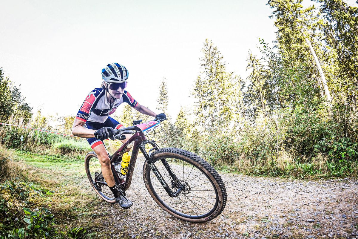 Mountainbikerin fährt ein Rennen beim Schwarzwald Bike Marathon auf einem Waldweg
