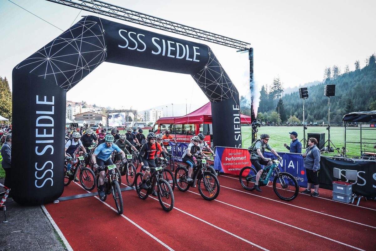 Start des Schwarzwald Bike Marathon in Furtwangen unter dem Startbogen des Hauptsponsors Siedle