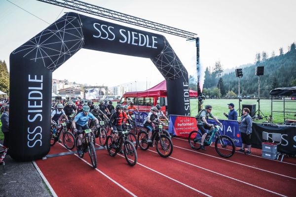 Viele Mountainbiker starten im Stadion unter dem SSS Siedle-Bogen beim Schwarzwald Bike Marathon 2023