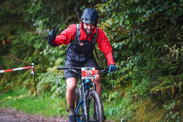 Mountainbiker zeigt ein Peace-Zeichen auf dem Trail beim Schwarzwald Bike Marathon 2025